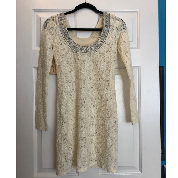 Lace dress - Picture 2 of 4